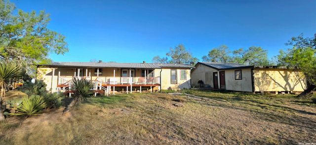 4029 County Road 117, Floresville, TX 78114