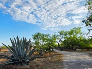 4029 County Road 117, Floresville, TX 78114