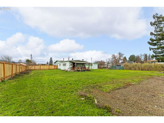 162 KRUSE St, Sutherlin, OR 97479