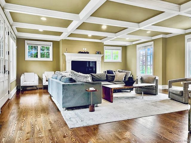 9 Earle Drive, Muttontown, NY 11791