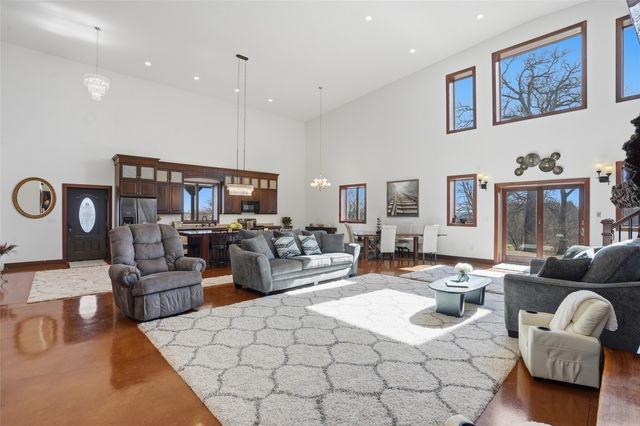 886 Henik Rd., Mt Vernon, IA 52314