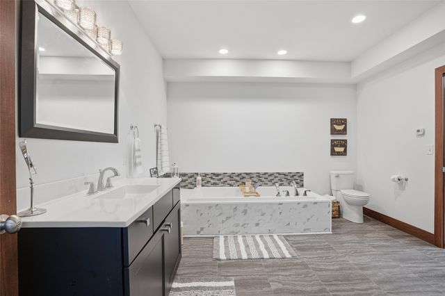 886 Henik Rd., Mt Vernon, IA 52314