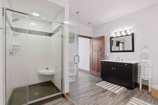 886 Henik Rd., Mt Vernon, IA 52314