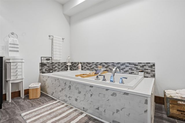 886 Henik Rd., Mt Vernon, IA 52314