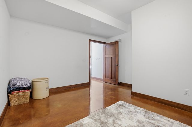 886 Henik Rd., Mt Vernon, IA 52314