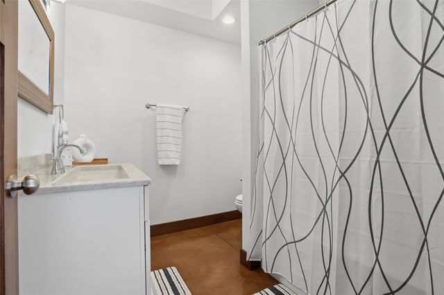 886 Henik Rd., Mt Vernon, IA 52314