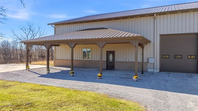 886 Henik Rd., Mt Vernon, IA 52314