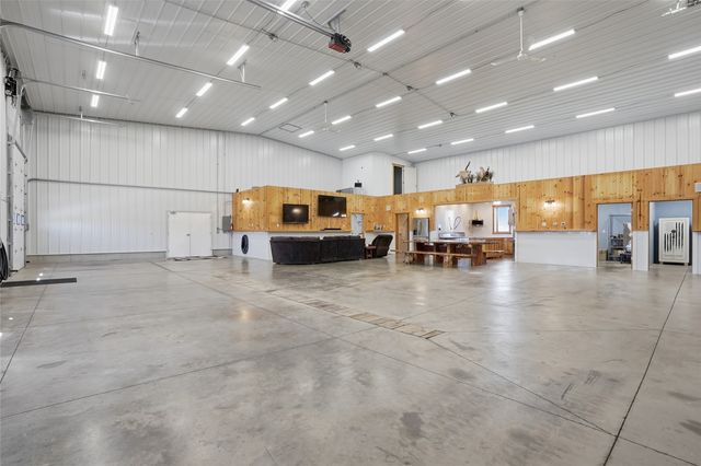 886 Henik Rd., Mt Vernon, IA 52314