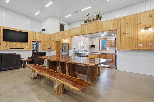 886 Henik Rd., Mt Vernon, IA 52314