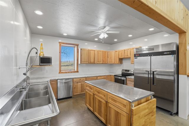 886 Henik Rd., Mt Vernon, IA 52314