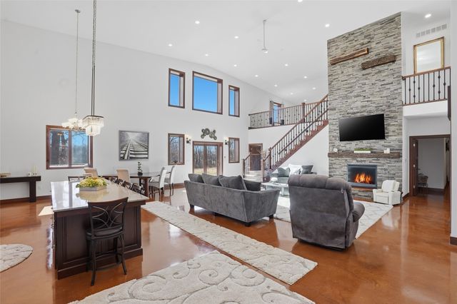 886 Henik Rd., Mt Vernon, IA 52314