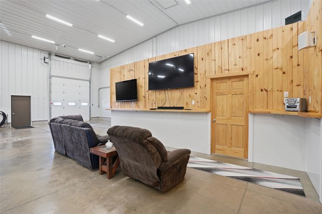 886 Henik Rd., Mt Vernon, IA 52314