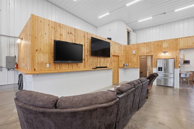 886 Henik Rd., Mt Vernon, IA 52314