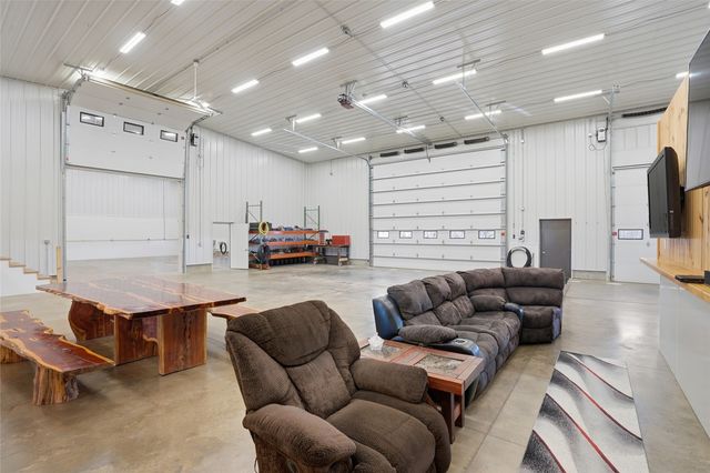 886 Henik Rd., Mt Vernon, IA 52314