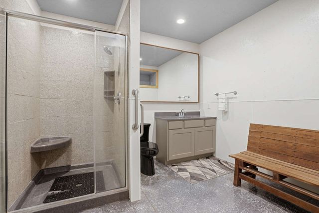 886 Henik Rd., Mt Vernon, IA 52314