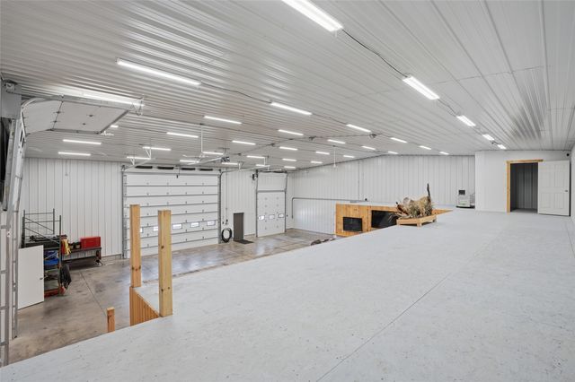 886 Henik Rd., Mt Vernon, IA 52314