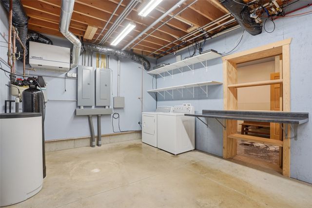 886 Henik Rd., Mt Vernon, IA 52314