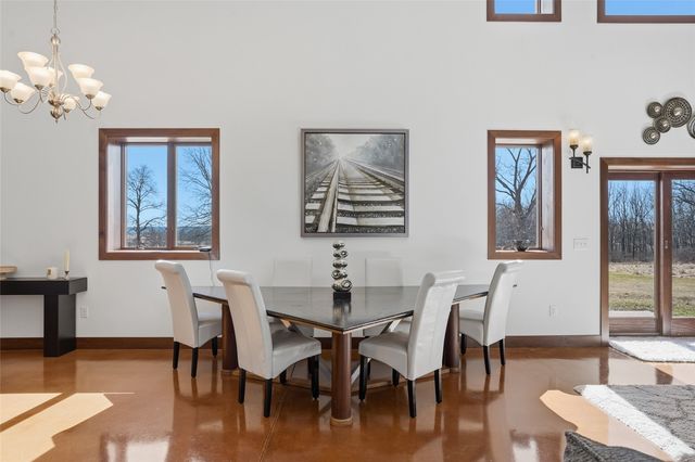 886 Henik Rd., Mt Vernon, IA 52314