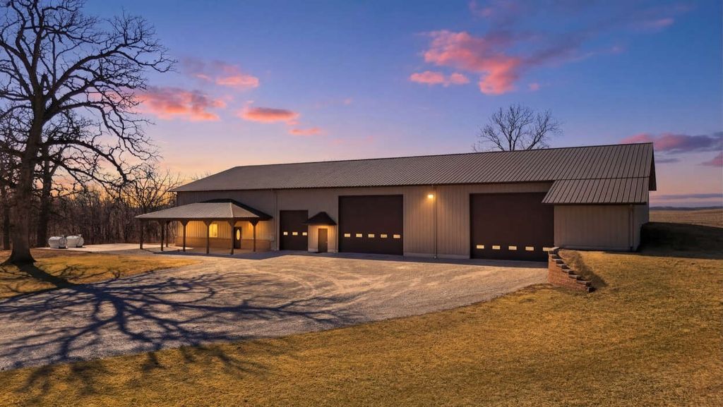 886 Henik Rd., Mt Vernon, IA 52314