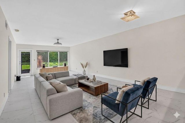 9095 Flynn Circle 6, Boca Raton, FL 33496