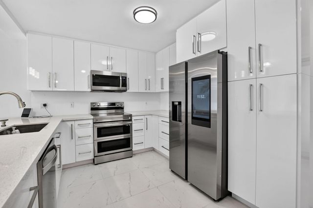 9095 Flynn Circle 6, Boca Raton, FL 33496