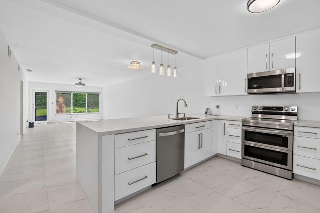 9095 Flynn Circle 6, Boca Raton, FL 33496