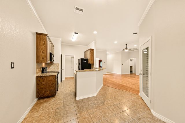 2105 Ridgewood Drive, Bridgeport, TX 76426