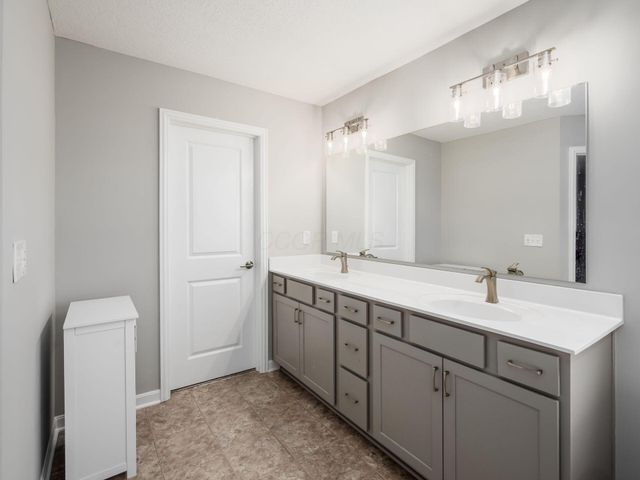 8836 Glacier Pointe Drive, Plain City, OH 43064