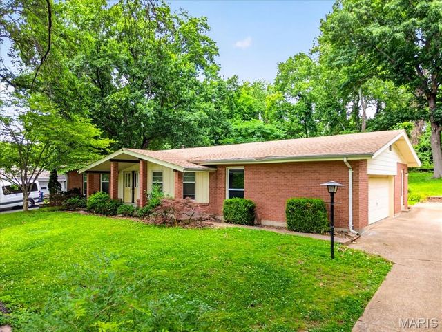 39 Grand Circle Drive, Maryland Heights, MO 63043