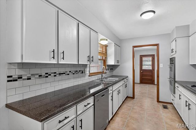 39 Grand Circle Drive, Maryland Heights, MO 63043