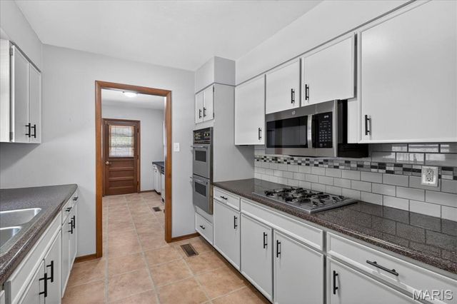 39 Grand Circle Drive, Maryland Heights, MO 63043