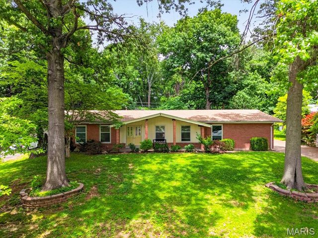 39 Grand Circle Drive, Maryland Heights, MO 63043