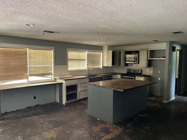 8261 Kurthwood Rd, Leesville, LA 71446