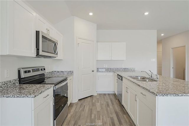 5521 Fox Bluff Drive, Bryan, TX 77807