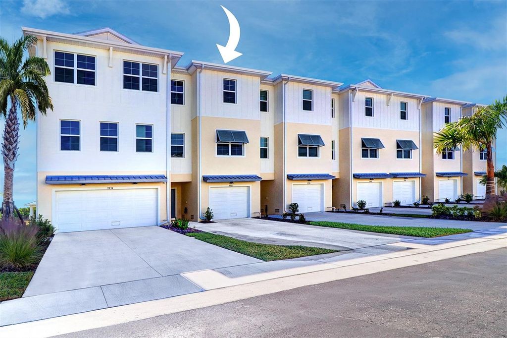 Image 2 of property listing at 9936 KEY HAVEN ROAD, Seminole, FL 33777