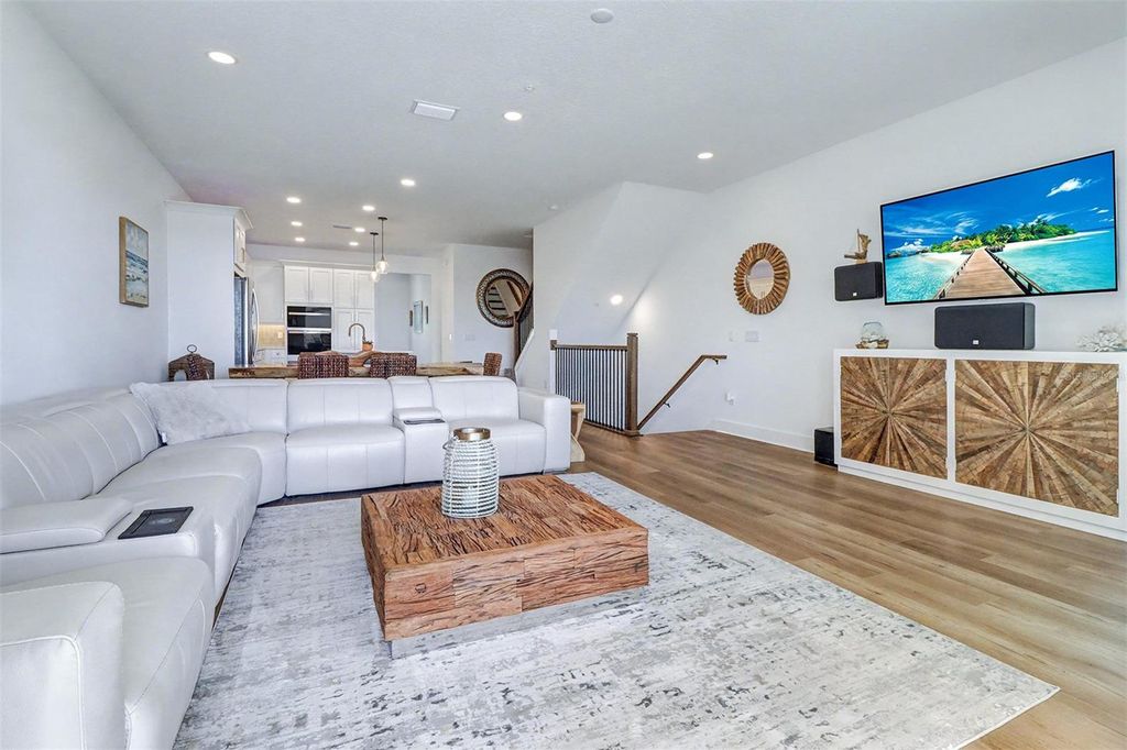 Image 8 of property listing at 9936 KEY HAVEN ROAD, Seminole, FL 33777