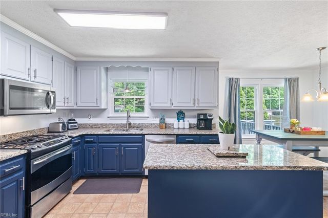 111 Hedgerow LN, Yorktown, VA 23693