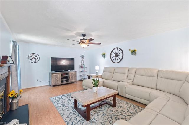 111 Hedgerow LN, Yorktown, VA 23693
