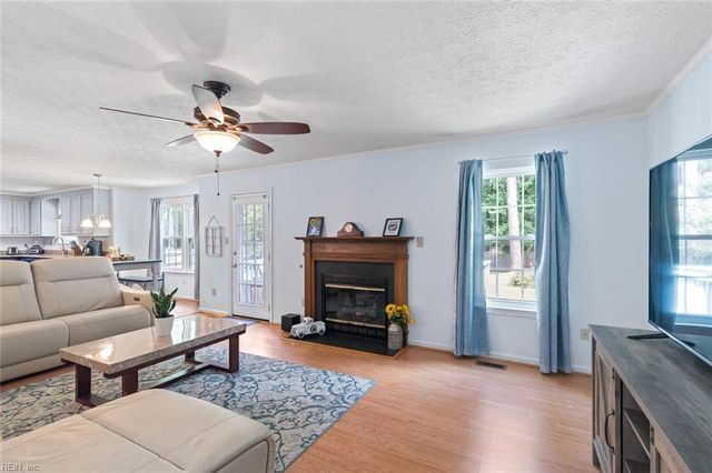 111 Hedgerow LN, Yorktown, VA 23693