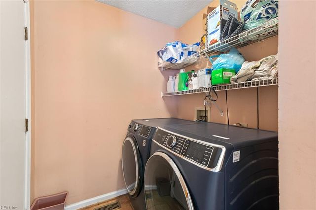 111 Hedgerow LN, Yorktown, VA 23693
