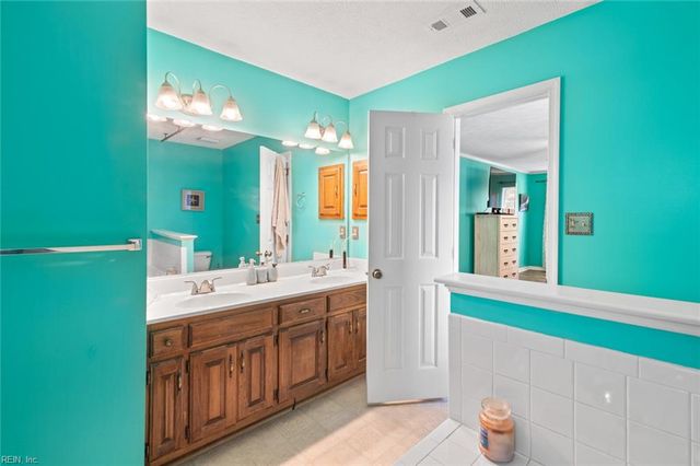 111 Hedgerow LN, Yorktown, VA 23693