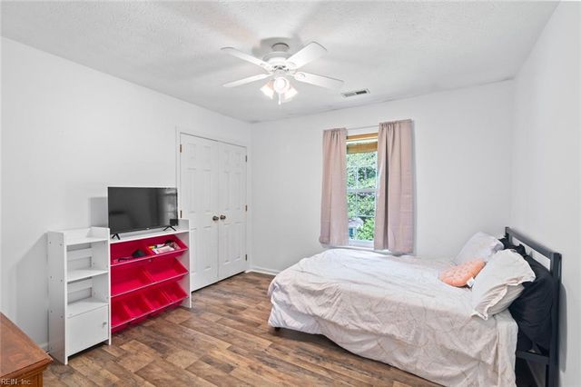 111 Hedgerow LN, Yorktown, VA 23693