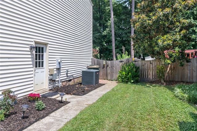 111 Hedgerow LN, Yorktown, VA 23693