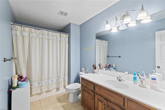 111 Hedgerow LN, Yorktown, VA 23693