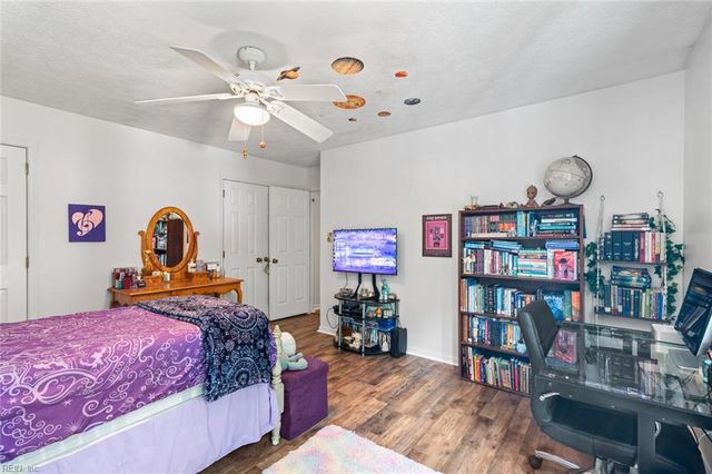 111 Hedgerow LN, Yorktown, VA 23693
