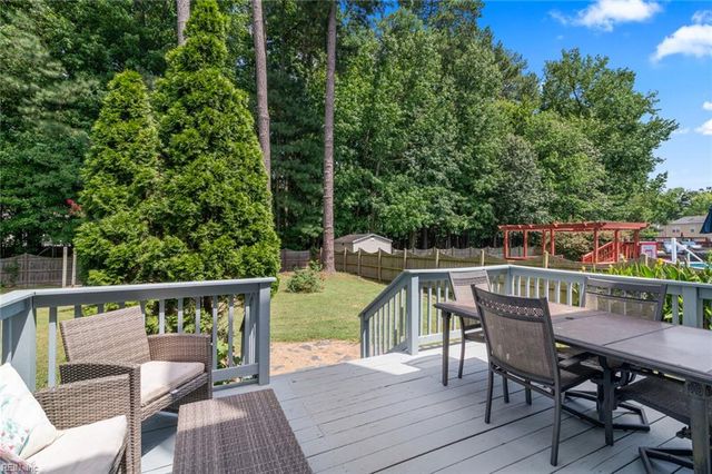 111 Hedgerow LN, Yorktown, VA 23693