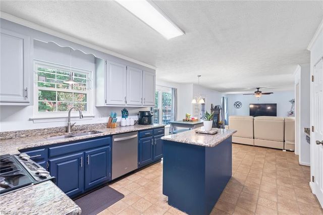 111 Hedgerow LN, Yorktown, VA 23693
