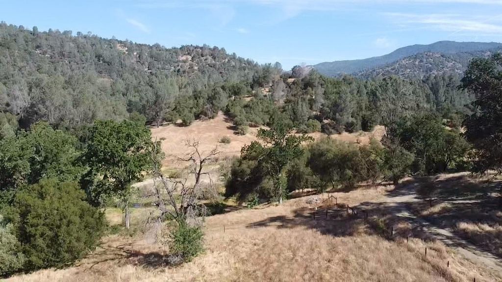 Image 11 of property listing at 50871 Road 200, O Neals, CA 93645