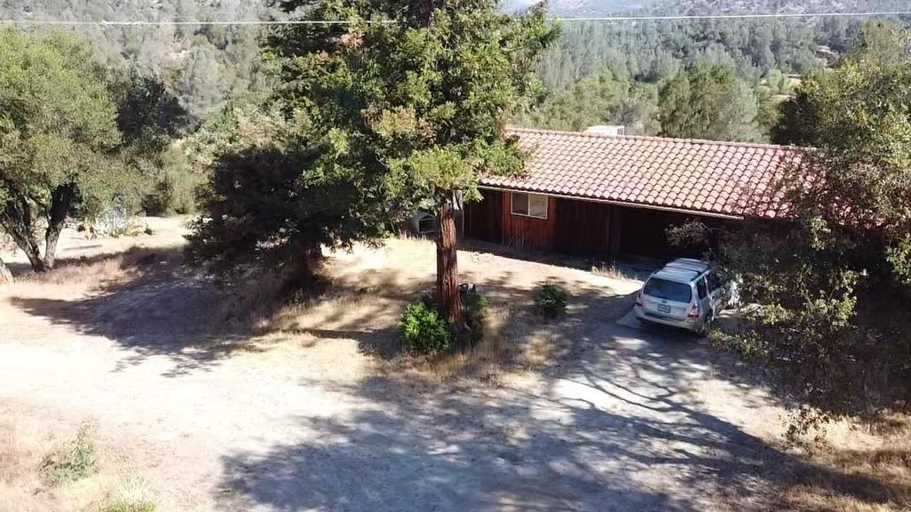 Image 4 of property listing at 50871 Road 200, O Neals, CA 93645