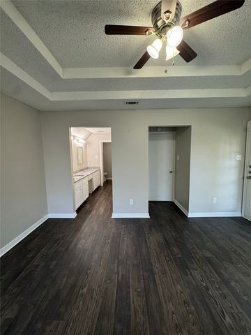 453 Little Valley Court, Fort Worth, TX 76108